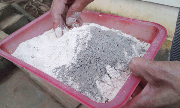 Dùng xi măng trắng để chà ron gạch